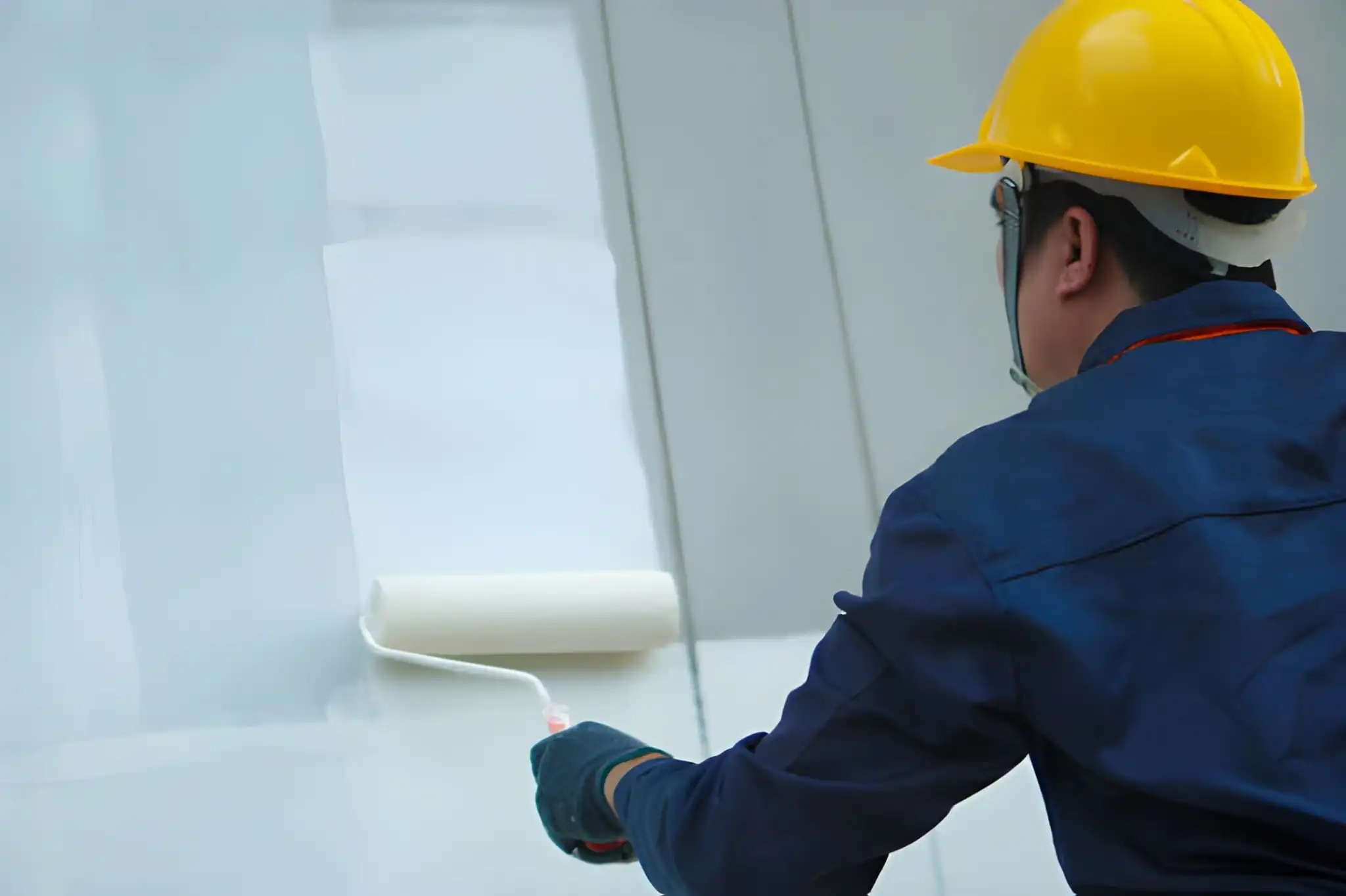 فريق عمل فريد شهاب ينفذ أعمال صبغ احترافية في فيلا بأبوظبي